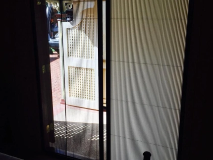 blockout-screen-image-430x322-webp blockout retractable screen by Intelliscreens